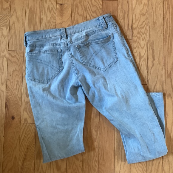 Gianni Bini Size 31 Light Wash Flare Jeans - Picture 2 of 3